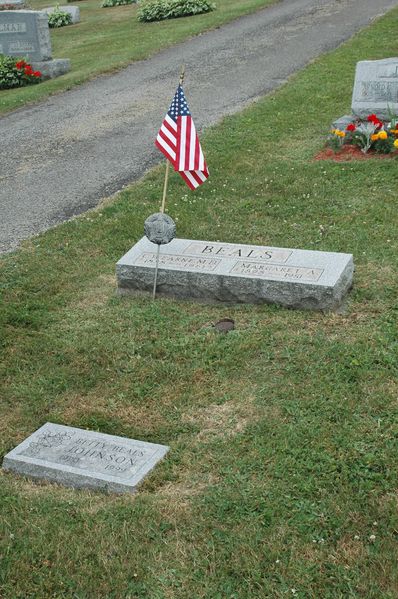 File:Gravesetone plot Wearne & Margt Beals & Betty Beals Johnson.jpg