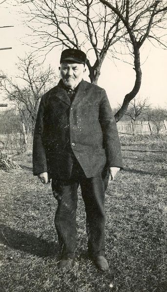 File:John Frederick in yard.jpg