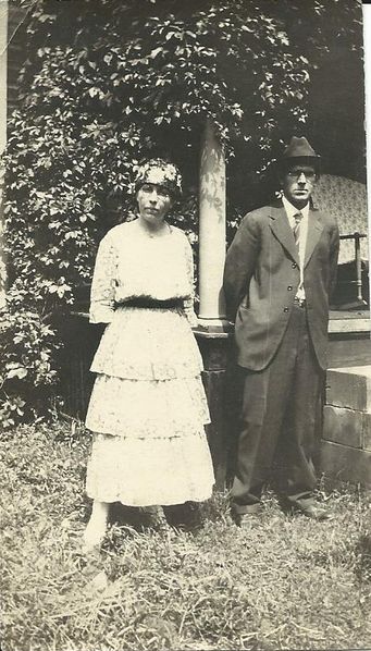 File:Winnie & Elgie Beals, 1920s.jpg