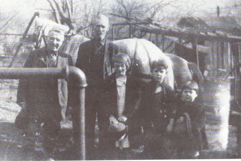 File:John Frederick, Geo M Sheffer & children.jpg
