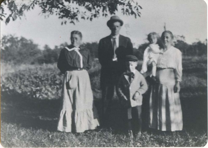 File:Ella Frederick Kline with daughter Winnie Kline Beals family.jpg