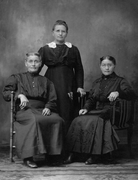 File:Portrait-ThreeFrederickSisters.jpg