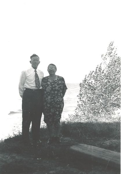 File:Elgie & Winnie Beals, at Lake Erie.jpg