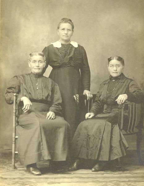 File:Mary Frederick Dietrich, Emma Frederick Jury, Ella Frederick Kline.jpg