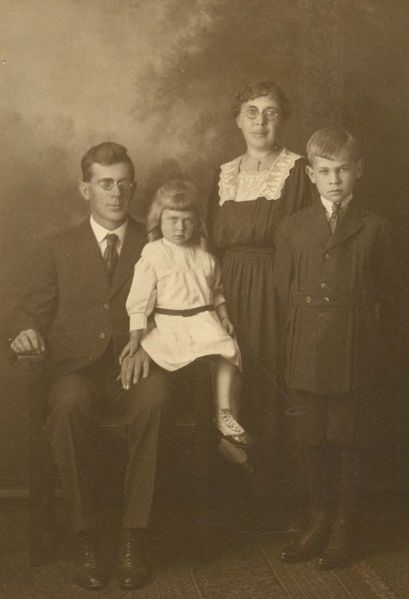 File:Elgie & Winnie Beals, children Loy & Ella.jpg