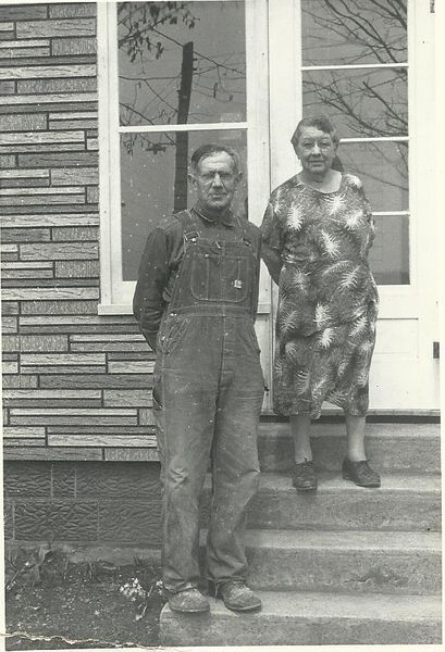 File:Elgie & Winnie Beals 1960, by Emil Long.jpg