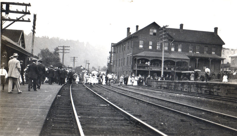 File:RR at the Grand Central Hotel.jpg