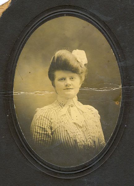 File:Portrait-FlorenceBeals.jpg