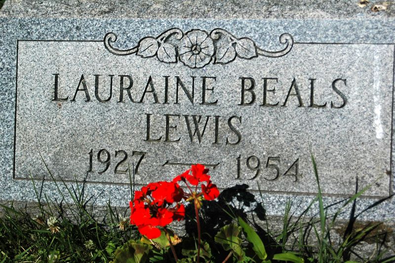 File:Gravestone Lauraine Beals Lewis.jpg