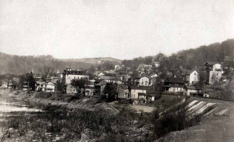 File:South of town looking North.jpg