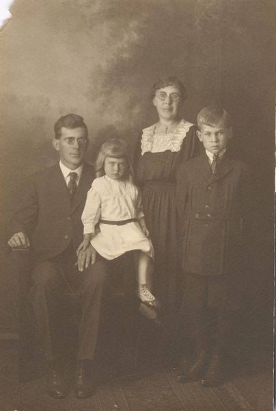 File:Elgie & Winnie Beals, Ella & Loy.jpg
