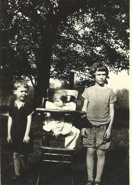 File:Ella Beals & 2 unknown children.jpg