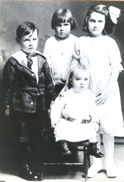 File:Elmer, Hazel, Allene, Art Sheffer.jpg