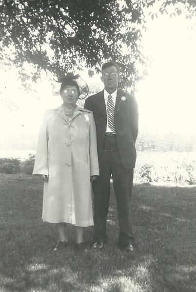 File:Elgie & Winnie Beals in Sunday attire.jpg