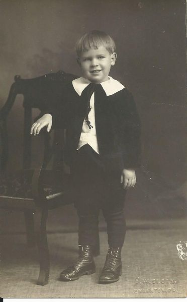 File:Loy Beals in green suit.jpg