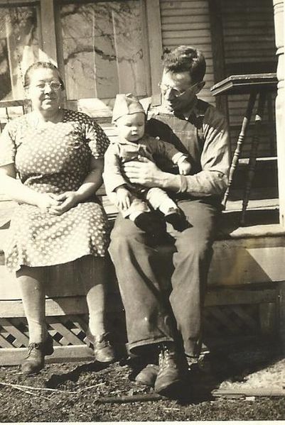 File:Elgie & Winnie Beals, grandson Ken Chambers 1945.jpg
